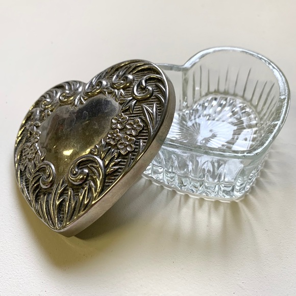 Heart shaped glass container with metal lid - Picture 1 of 8